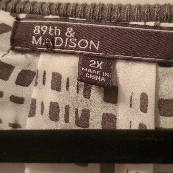 89th & Madison sweater with open back detail - Picture 3 of 12